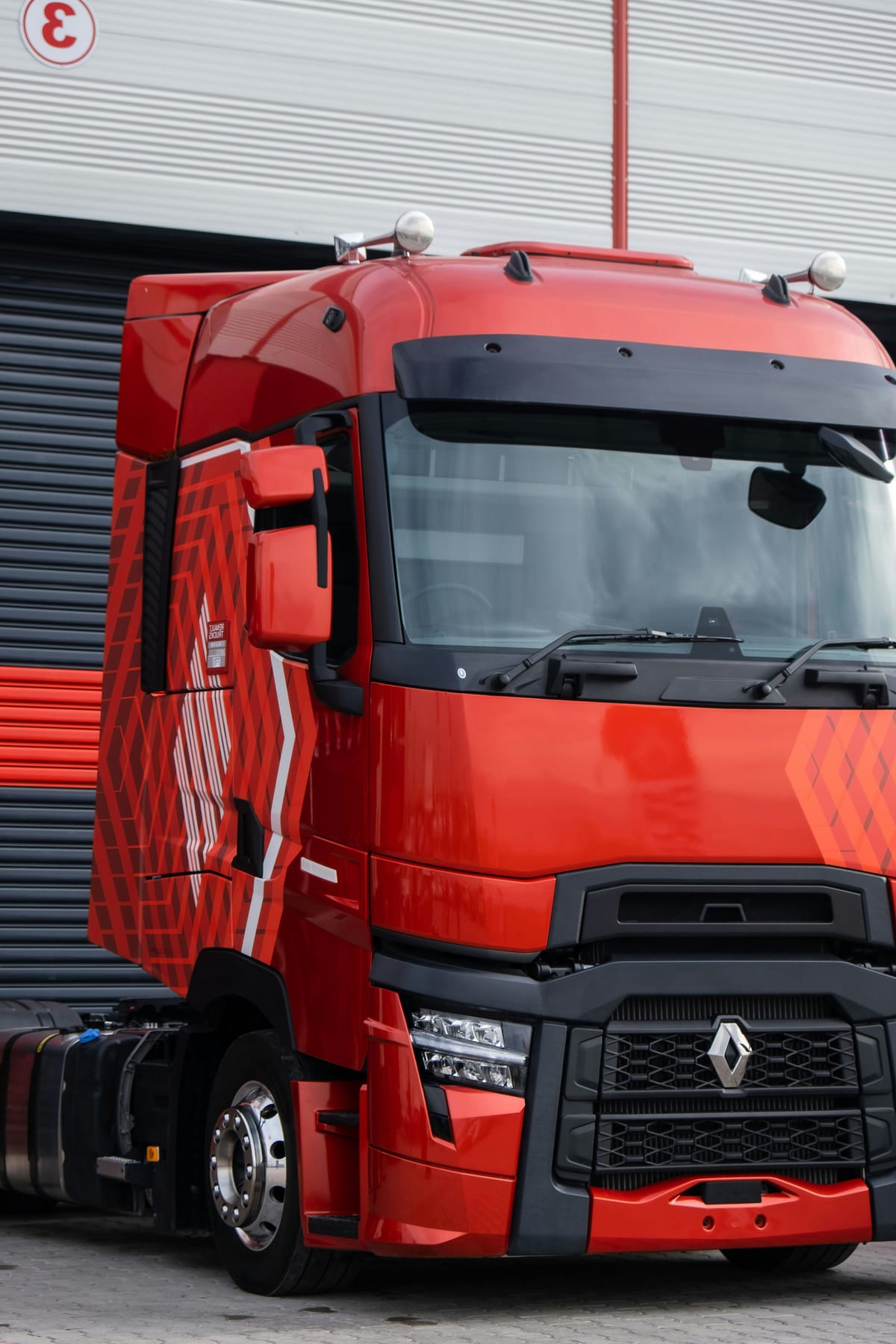 Czerwona ciężarówka Renault